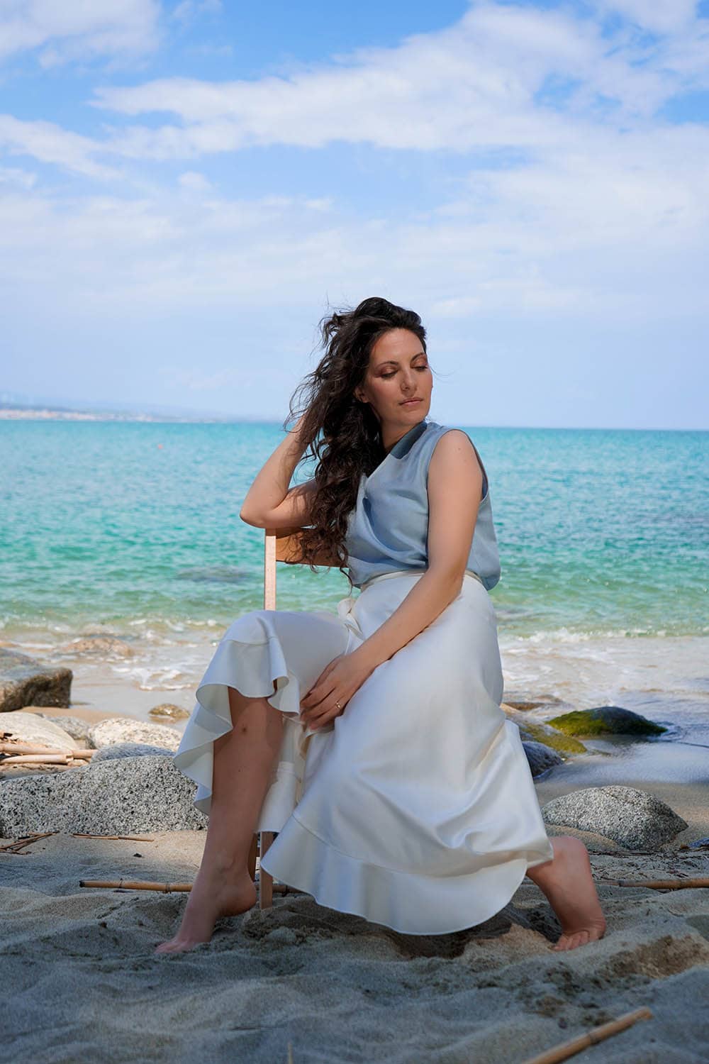 Flavia Amato indossa gonna Anna in bamboo modello a portafoglio incrociato malia lab moda etica abbigliamento sostenibile gonna sartoriale fibre naturali realizzata artigianalmente