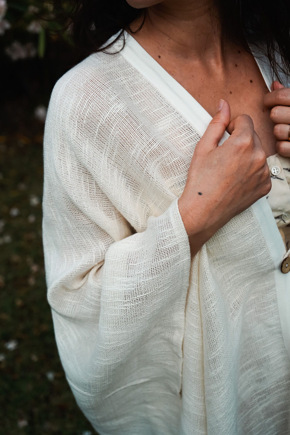 Ampio poncho realizzato artigianalmente a telaio manuale calabrese lino malia lab atelier moda etica artigianale abbigliamento sostenibile capospalla sostenibile fatto su misura dettaglio trama