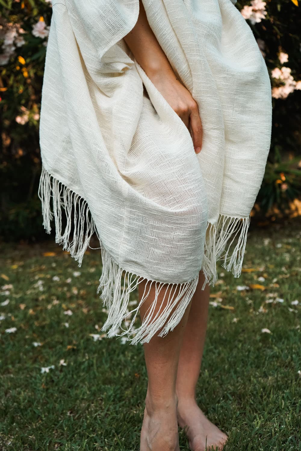 Ampio poncho realizzato artigianalmente a telaio manuale calabrese lino malia lab atelier moda etica artigianale abbigliamento sostenibile capospalla sostenibile fatto su misura