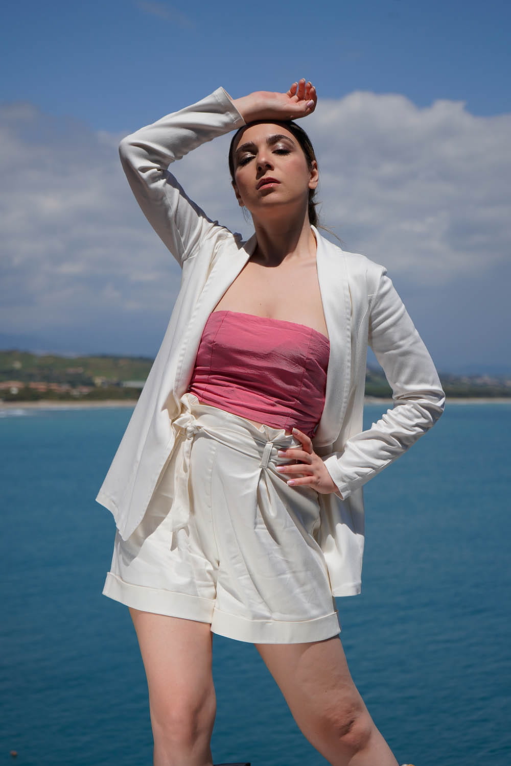 Noemi Spinetti indossa Shorts Fabiola giacca Adriana malia lab atelier moda etica artigianale tessuti certificati fibre naturali pantaloncino in bamboo abbigliamento sostenibile artigianale