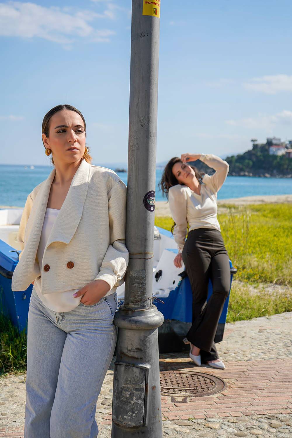 Blazer donna Noemi doppiopetto malia lab atelier moda artigianale sostenibile dettaglio polsini tessuti biologici fibre naturali certificate abbigliamento sostenibile donna modello 4 stagioni
