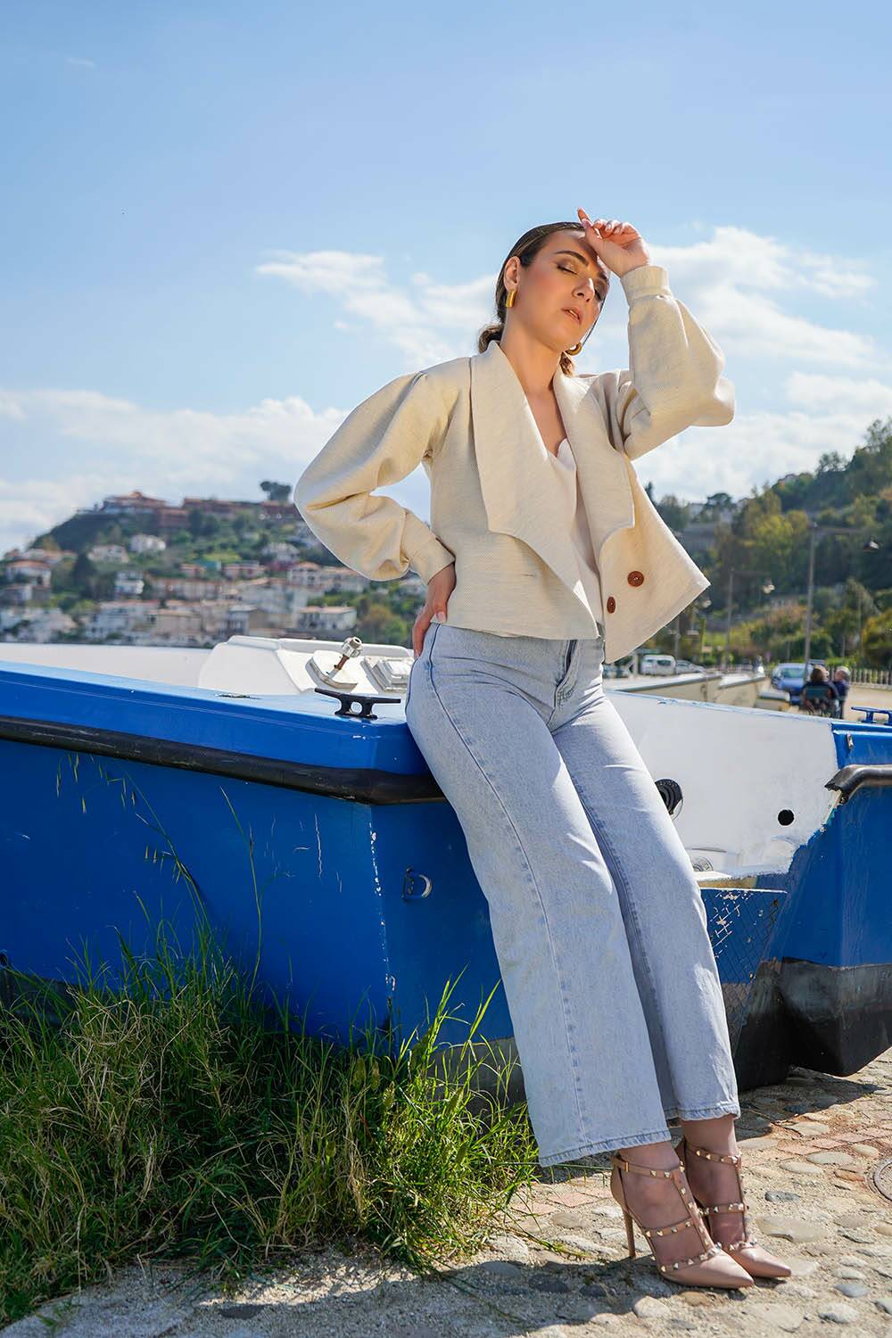  Noemi Spinetti indossa Giacca blazer Noemi doppiopetto malia lab atelier moda artigianale sostenibile dettaglio polsini tessuti biologici fibre naturali certificate abbigliamento sostenibile donna modello 4 stagioni