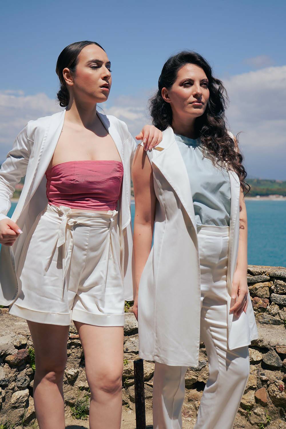 Noemi Spinetti indossa Shorts in bamboo Fabiola giacca Adriana malia lab atelier moda etica artigianale tessuti certificati fibre naturali pantaloncino in bamboo abbigliamento sostenibile artigianale