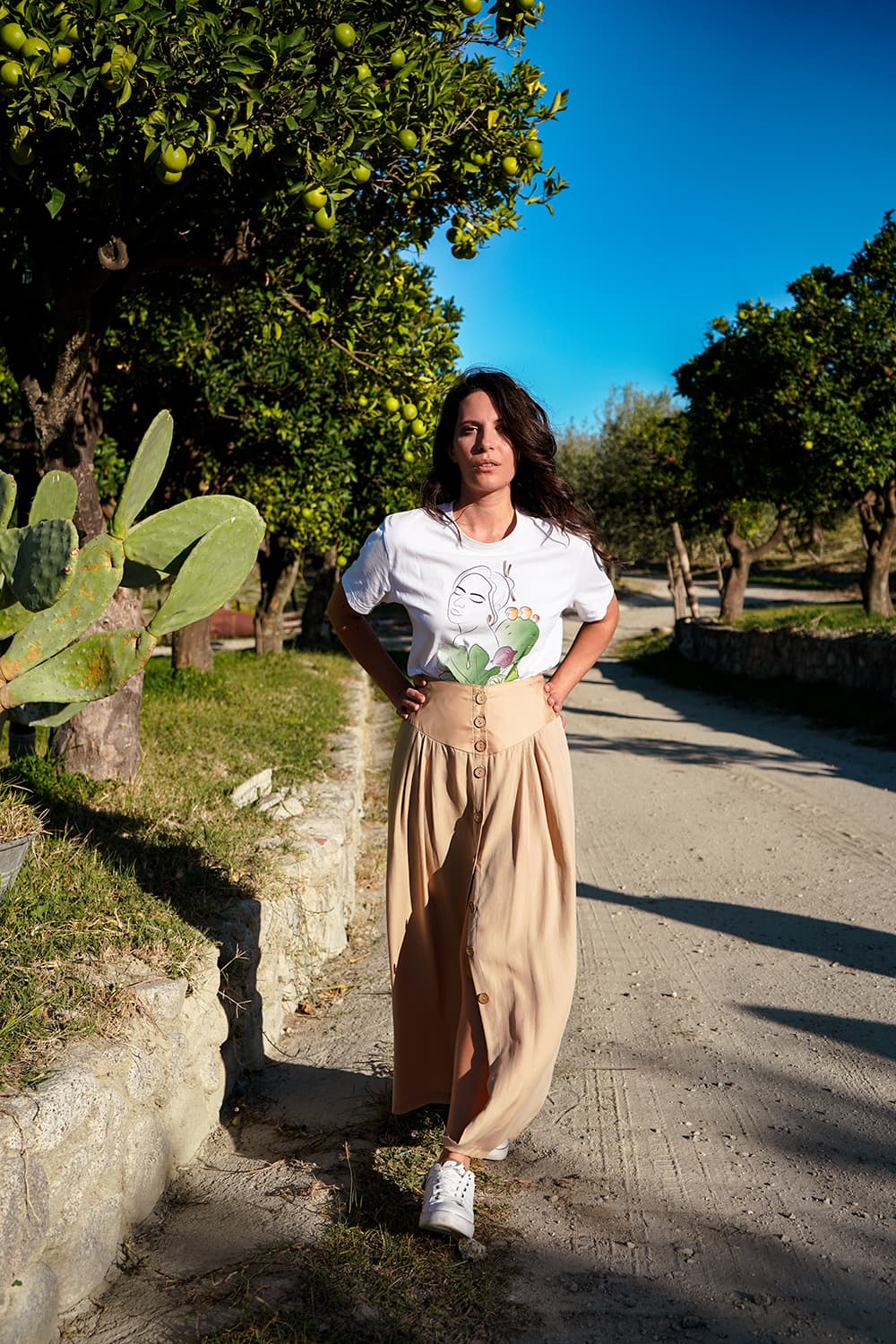 Flavia Amato indossa Gonna tencel lyocell Estela traspirante delicato moda etica artigianale brand malia lab abbigliamento biologico sostenibile bottoni frontali
