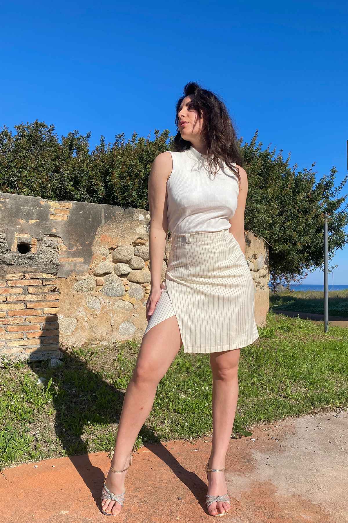 Gonna Aurora gessato bianco seacell lyocell brand malia lab abbigliamento sartoriale sostenibile vista frontale
