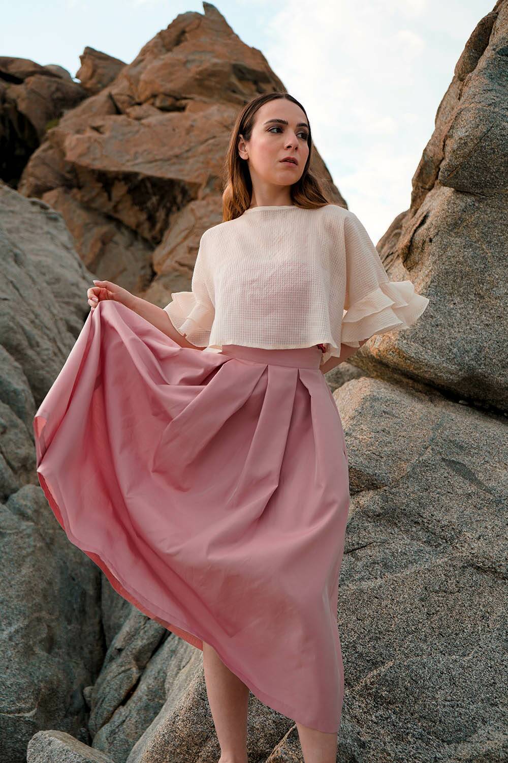 Ampia Gonna in cupro e cotone biologico Ester malia lab atelier moda artigianale etica indossata da Noemi Spinetti modello a tulipano abbigliamento sostenibile donna realizzata su misura