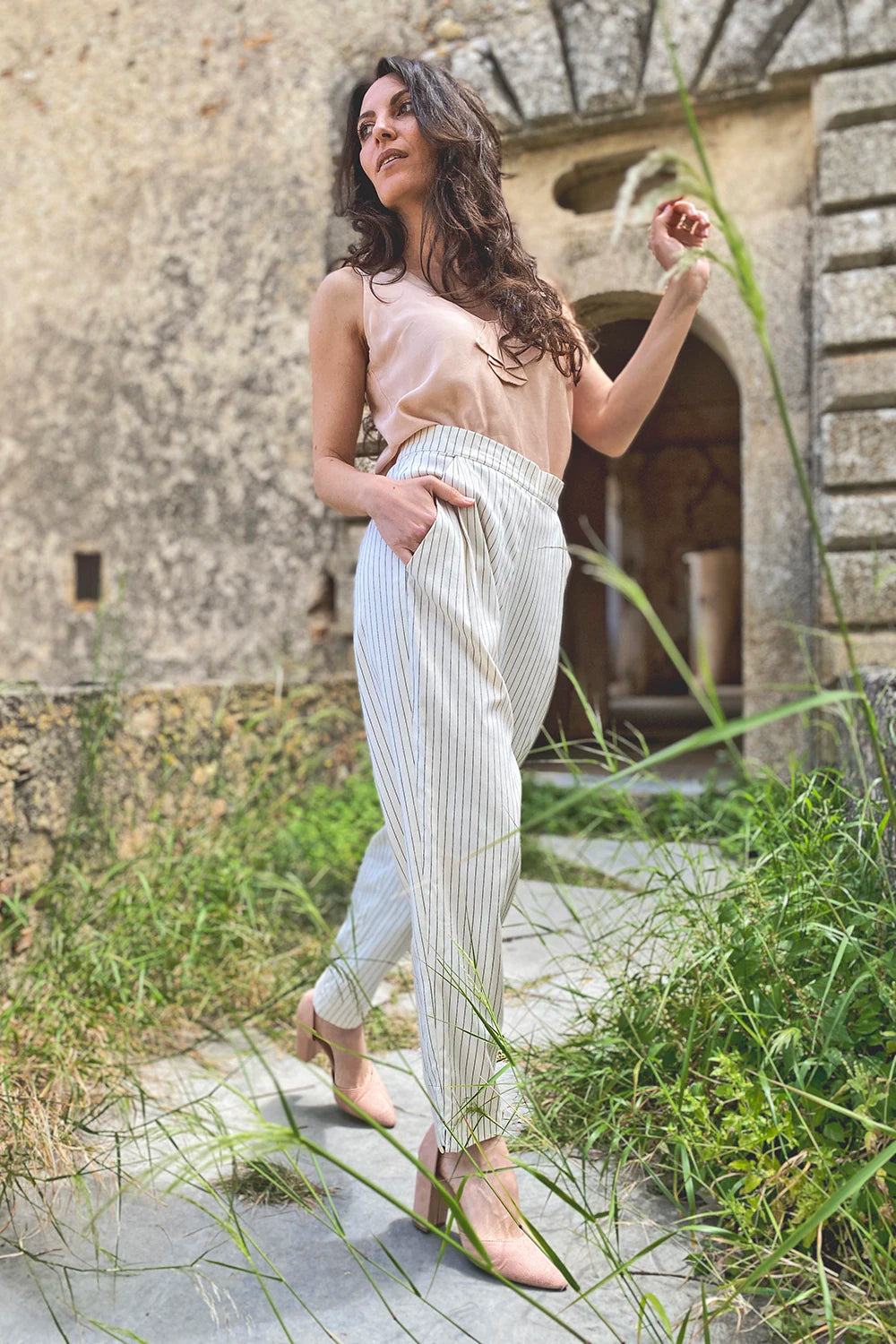 Pantalone Ada lyocell seacell gessato bianco abbigliamento sartoriale sostenibile brand malia lab vista laterale
