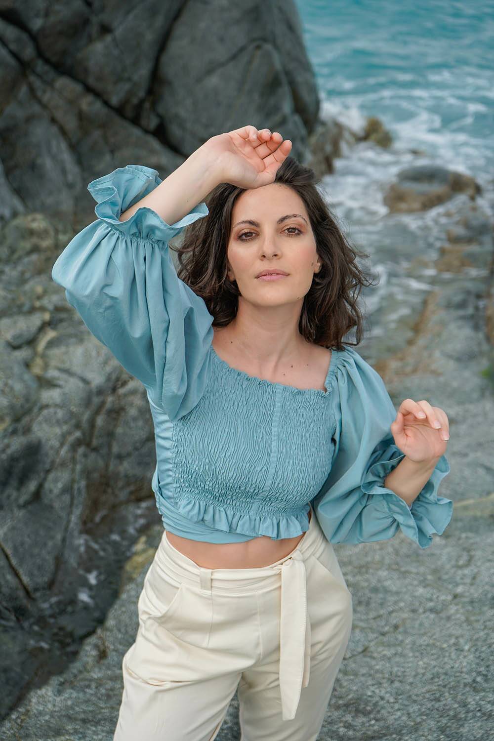 Flavia Amato indossa Top Ivi incrociata maniche palloncino malia lab atelier moda artigianale sostenibile abbigliamento ecosostenibile donna camicia su misura realizzata artigianalmente sartoriale cupro e cotone biologico