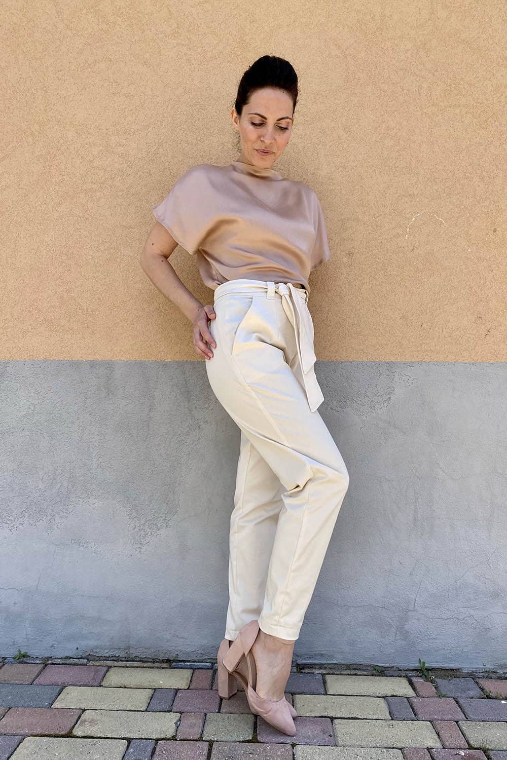 Pantalone Alessia cotone biologico brand malia lab moda sostenibile artigianale abbigliamento biologico sostenibile pantaloni sartoriali su misura pantaloni ecosostenibili donna vista laterale