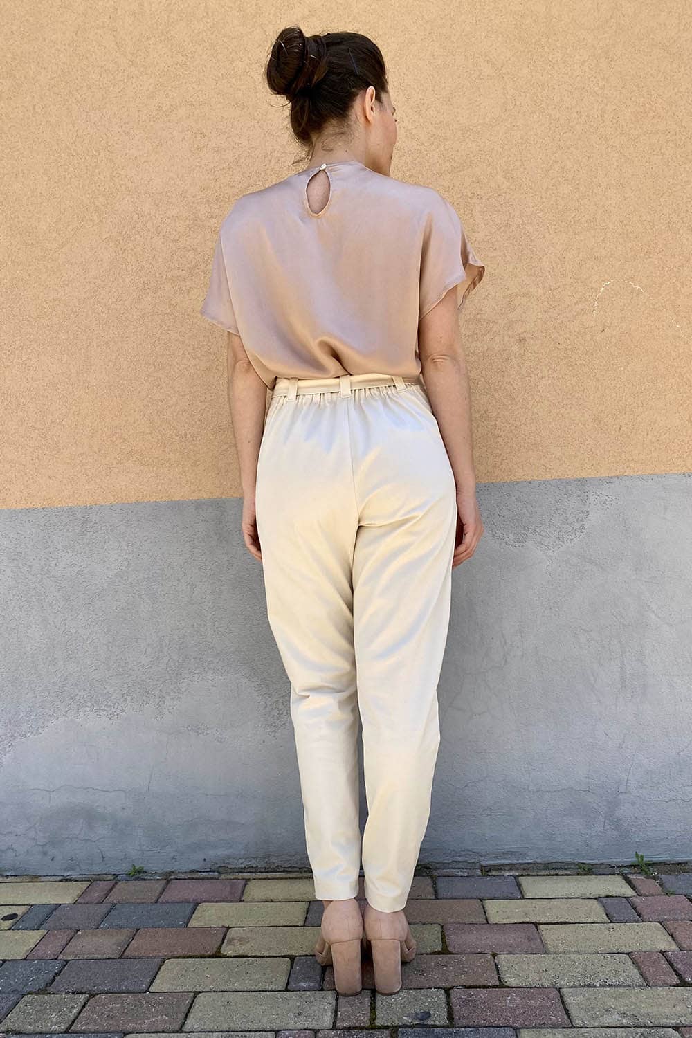 Pantalone Alessia cotone biologico brand malia lab moda sostenibile artigianale abbigliamento biologico sostenibile pantaloni sartoriali su misura pantaloni ecosostenibili donna vista posteriore