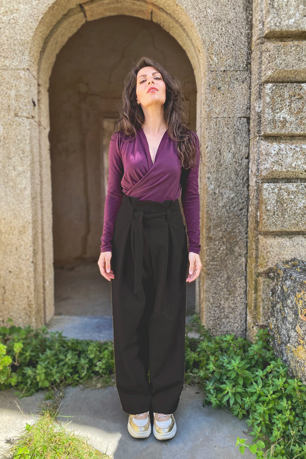 Pantalone Elaine ampio pieghe cotone abbigliamento sartoriale sostenibile brand malia lab caffe
