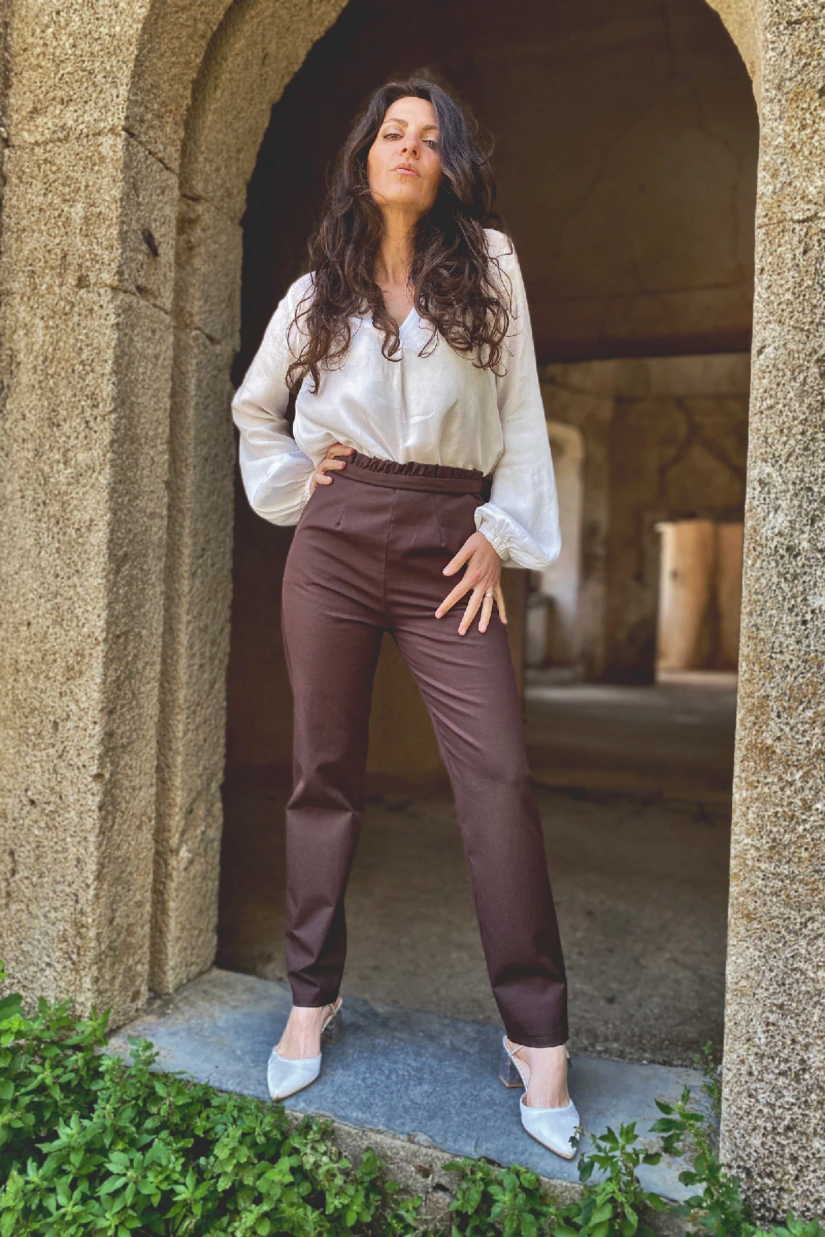 Pantalone Gloria con rouches cotone abbigliamento sartoriale sostenibile brand etico moda malia lab vista frontale
