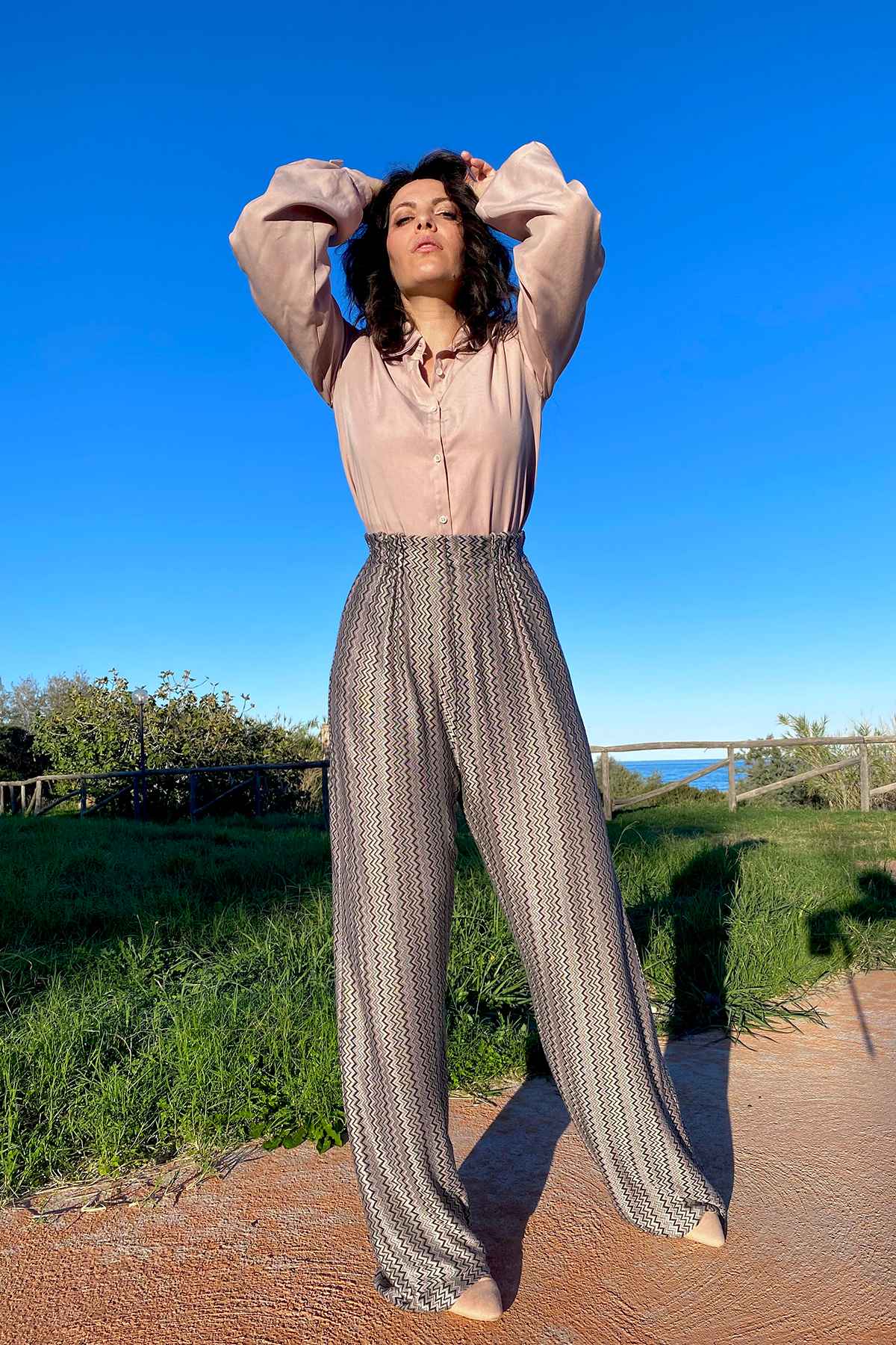 Pantaloni DORA viscosa calda fantasia geometrica camicia VERONICA abbigliamento sostenibile moda sartoriale responsabile etica brand malia lab
