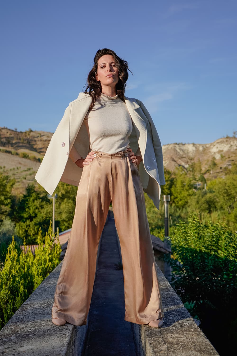 Pantaloni Gabriela cupro modello ampio e comodo giacca Benedetta lana cotone malia lab atelier moda sostenibile artigianale