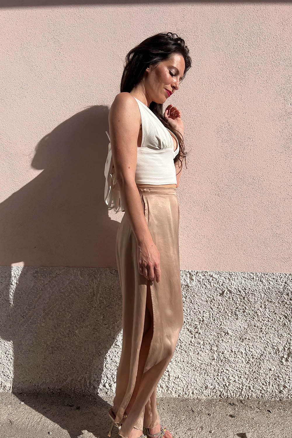 Top in bamboo con fiocco sulla schiena rimovibile cerimonia elegante abbigliamento sostenibile artigianale su misura sartoriale fibre naturali indossato da Flavia Amato dettaglio laterale