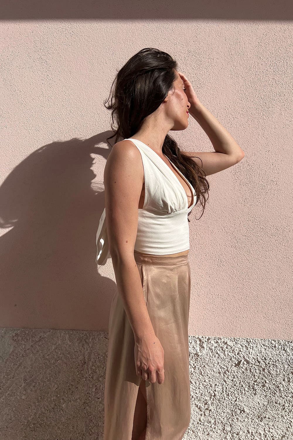 Top in bamboo con fiocco sulla schiena rimovibile cerimonia elegante abbigliamento sostenibile artigianale su misura sartoriale fibre naturali indossato da Flavia Amato 