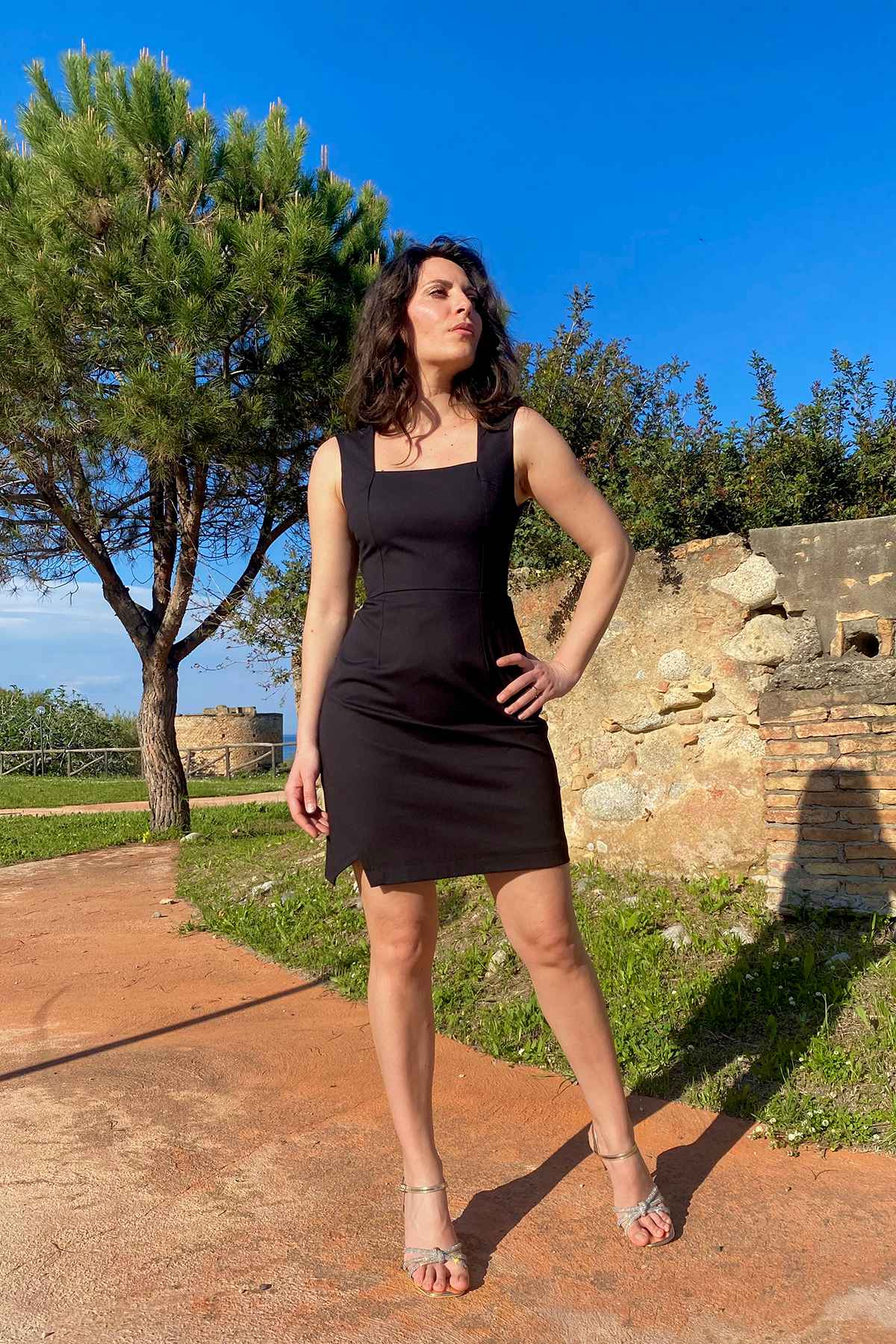 Tubino Charlize elegante cotone brand malia lab abbigliamento sartoriale sostenibile scollo squadrato
