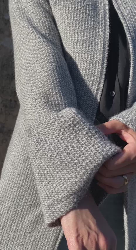 Giacca Teresa lana biologica Flavia Amato brand malia lab atelier moda abbigliamento etico sostenibile giacca sartoriale giacca su misura colore sale e pepe grigio