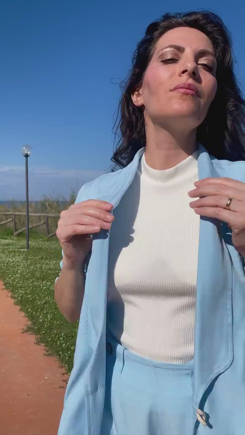 Flavia Amato indossa Giacca Paola tencel lyocell brand malìa lab abbigliamento sartoriale etico
