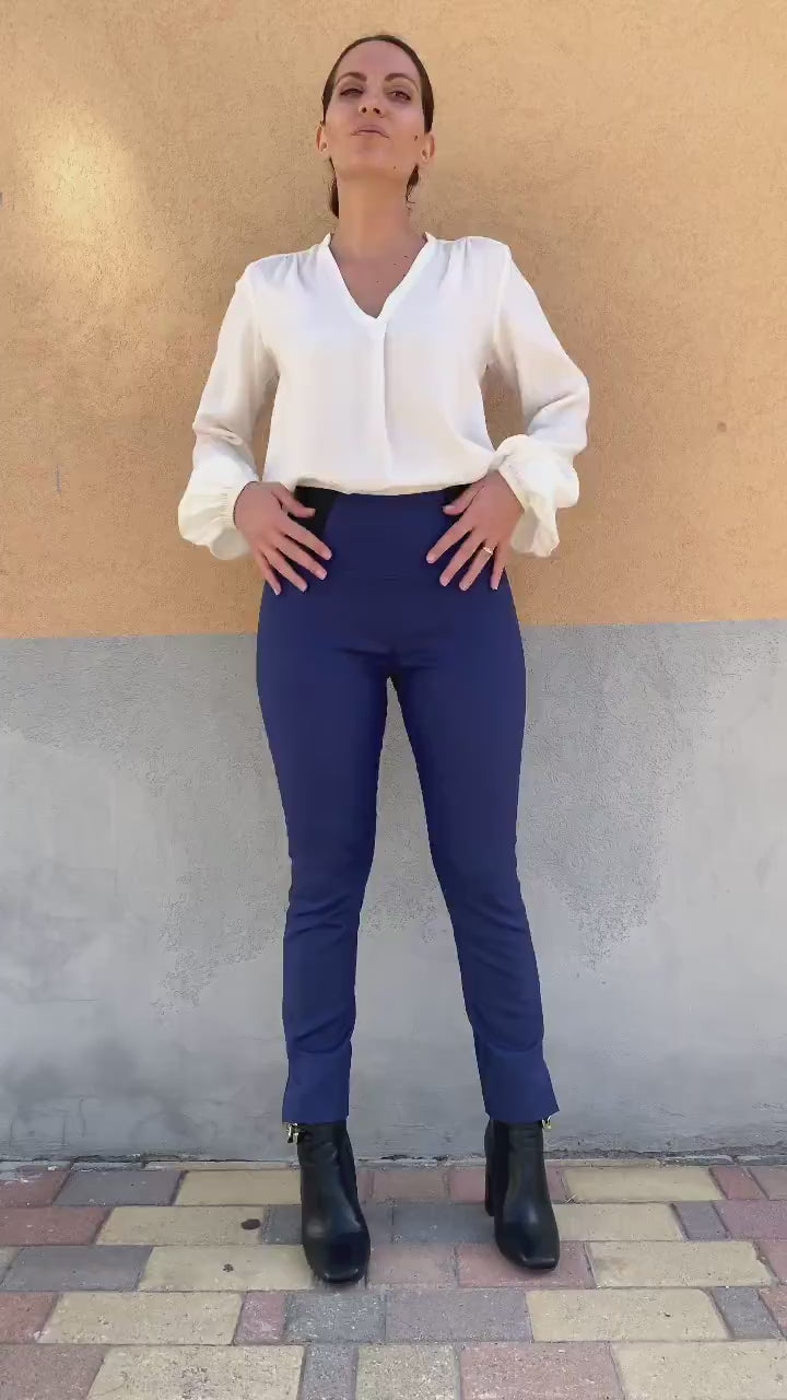 Flavia Amato indossa Pantalone in bamboo aderente brand malia lab atelier moda artigianale etica abbigliamento sostenibile pantaloni sartoriali su misura realizzati artigianalmente fibre certificate