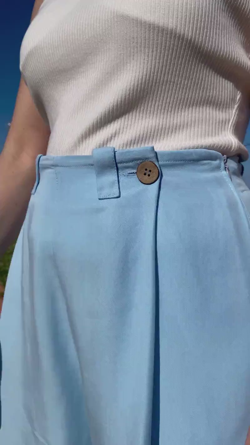 Flavia Amato indossa Bermuda Gabriela tencel lyocell brand malìa lab abbigliamento sartoriale etico

