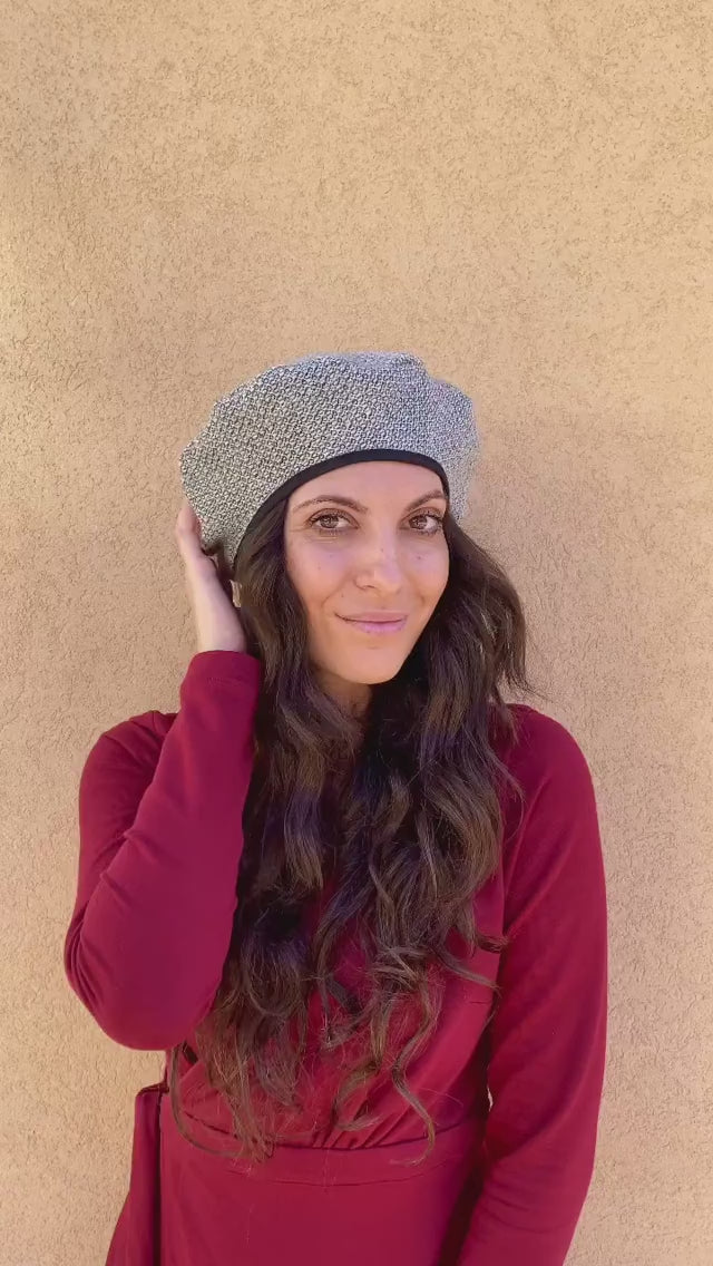 Flavia Amato indossa Cappello basco Alisia accessori di moda sostenibili lana biologica abbigliamento etico artigianale brand malia lab