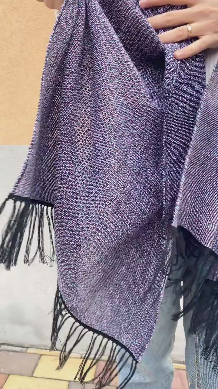 Flavia Amato indossa Scialle GINA unisex cotone lana blu e rosa a strisce ampio atelier moda sostenibile abbigliamento etico dettaglio telaio calabrese