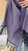 Flavia Amato indossa Scialle GINA unisex cotone lana blu e rosa a strisce ampio atelier moda sostenibile abbigliamento etico dettaglio telaio calabrese