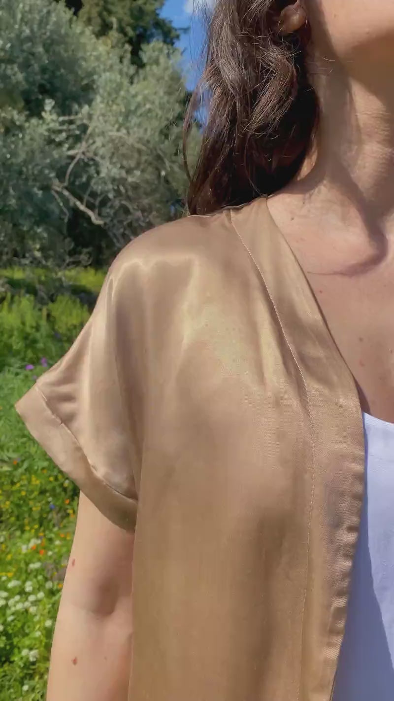 Flavia Amato indossa Cardigan kimono Petra cupro seacell lyocell brand malìa lab abbigliamento sartoriale etico
