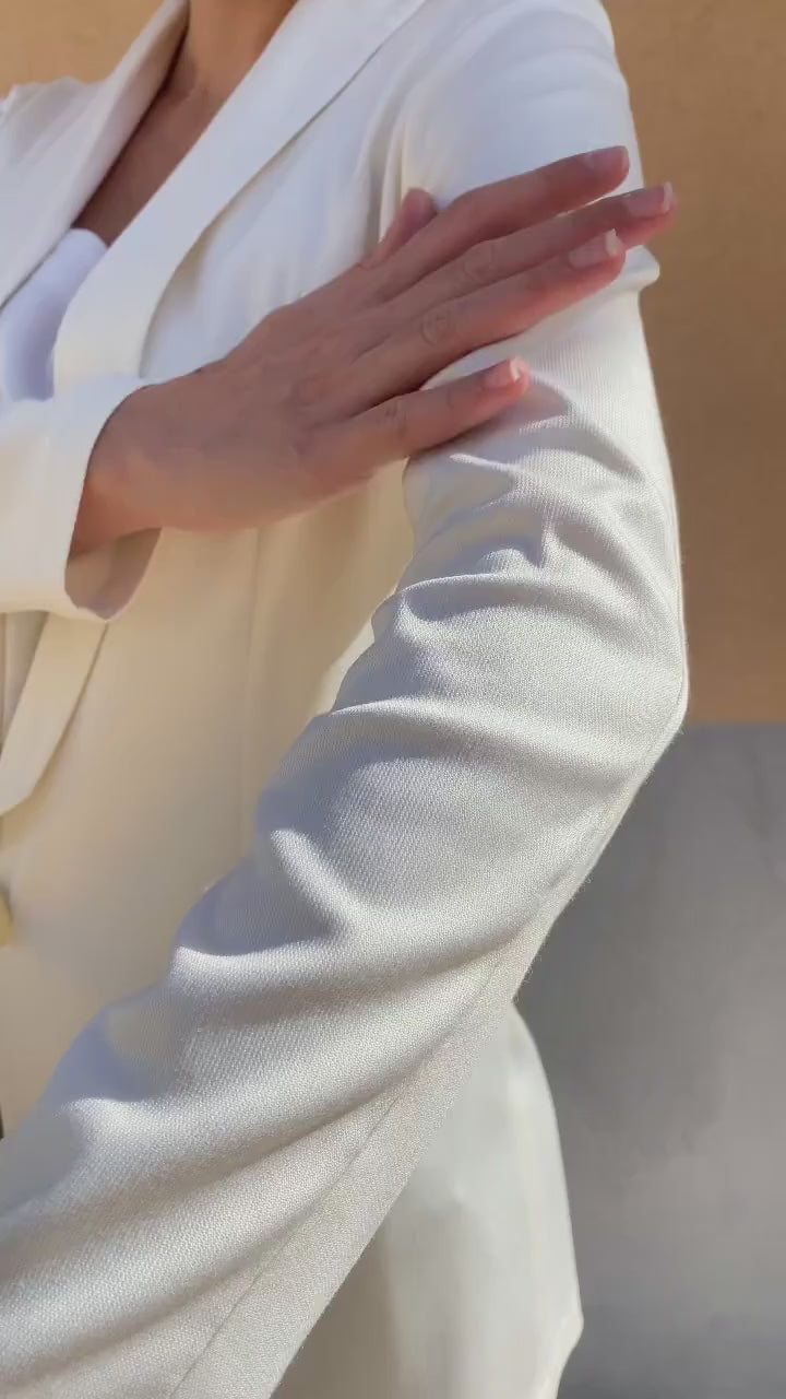 Flavia Amato indossa Giacca Adriana raso bamboo malia lab atelier moda etica sostenibile artigianale abbigliamento sostenibile donna vestiti ecosostenibili tessuti naturali dettaglio tessuto