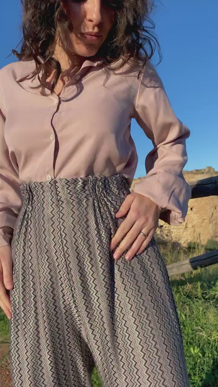 Flavia Amato indossa Pantaloni DORA ecoviscosa vegetale calda fantasia geometrica abbigliamento sostenibile moda sartoriale
