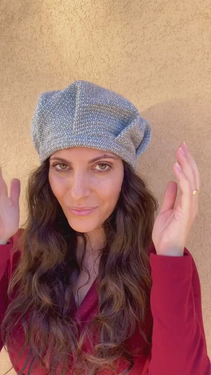 Flavia Amato indossa Cappello in lana biologica Edith accessori di moda sostenibili abbigliamento etico artigianale brand malia lab cappello artigianale