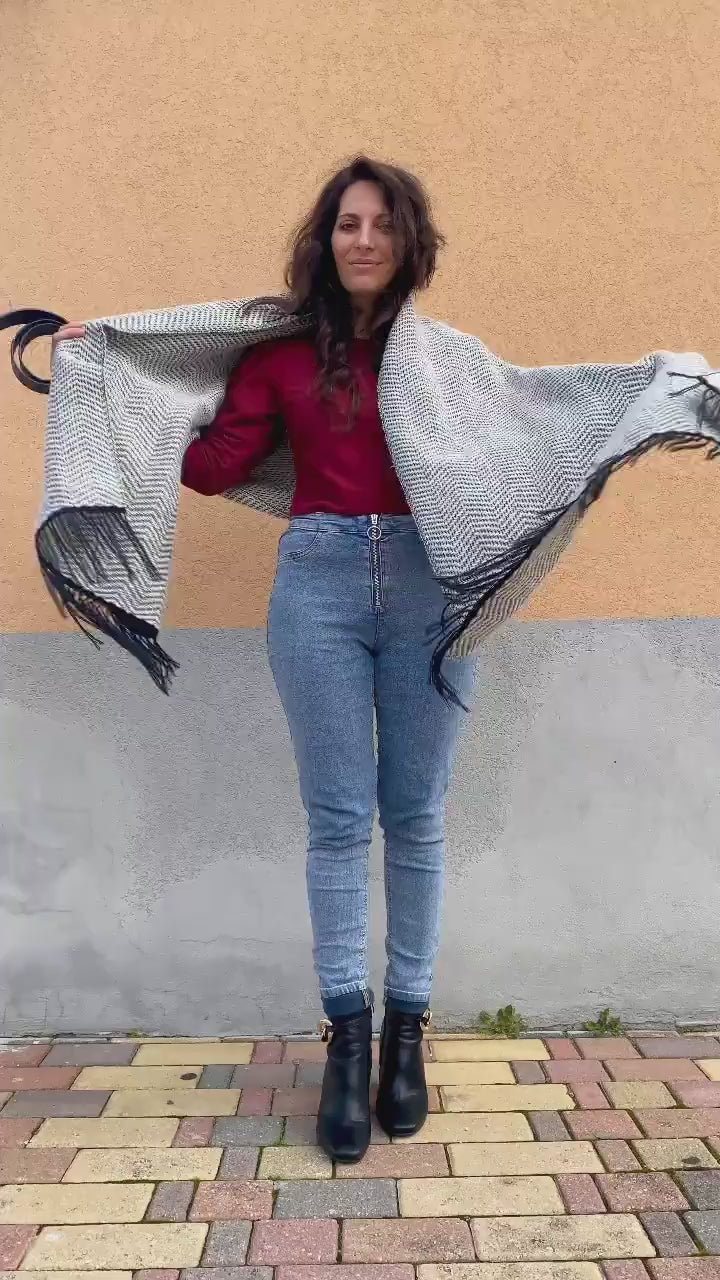 5 modi di indossare uno scialle Flavia Amato Sciarpa scialle Agata telaio filati recupero malia lab atelier moda etica sostenibile artigianale accessori artigianali fantasia verde cachi e nero fantasia nero e bianca
