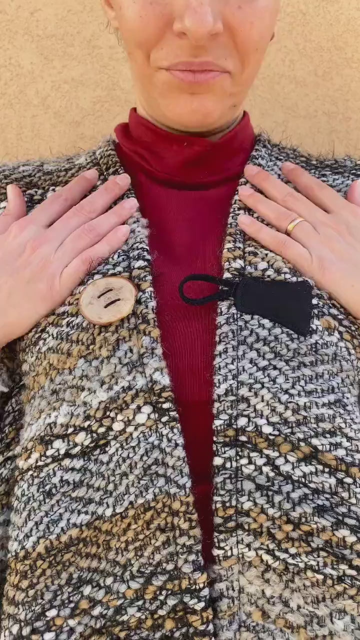 Flavia Amato indossa Mantella Ania telaio manuale calabrese invernale atelier moda etica artigianale brand malia lab abbigliamento biologico sostenibile abbigliamento sartoriale vestiti artigianali fatti a mano made in italy 