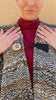 Flavia Amato indossa Mantella Ania telaio manuale calabrese invernale atelier moda etica artigianale brand malia lab abbigliamento biologico sostenibile abbigliamento sartoriale vestiti artigianali fatti a mano made in italy 