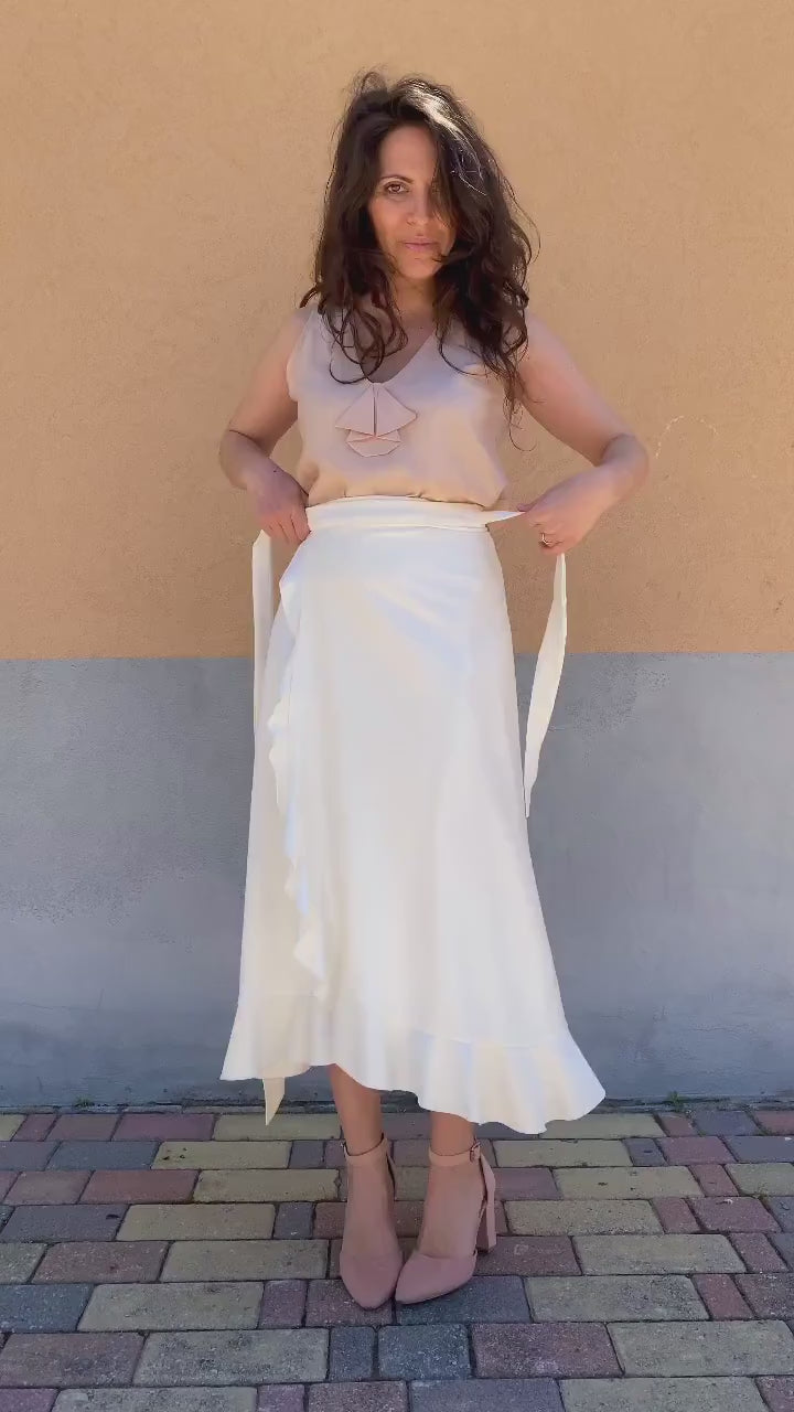 Flavia Amato indossa gonna Anna in bamboo modello a portafoglio incrociato malia lab moda etica abbigliamento sostenibile gonna sartoriale fibre naturali