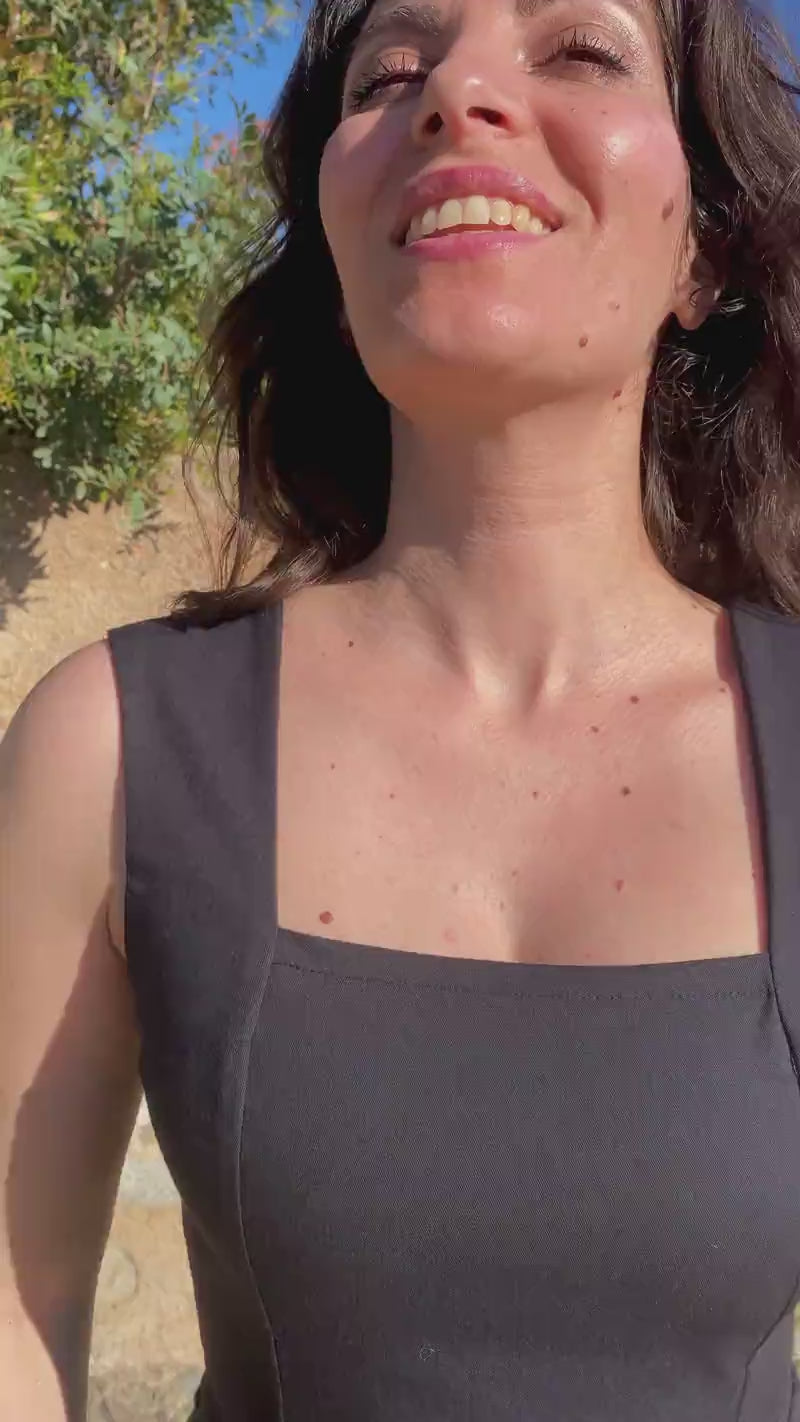 Flavia Amato indossa Tubino Charlize cotone brand malìa lab abbigliamento sartoriale etico scollo squadrato
