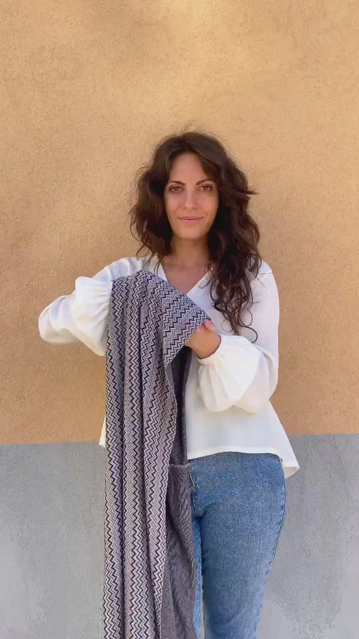 Flavia Amato indossa Pashmina Rainbow ecoviscosa brand malia lab accessori di moda artigianale accessori di abbigliamento sostenibile tessuti certificati