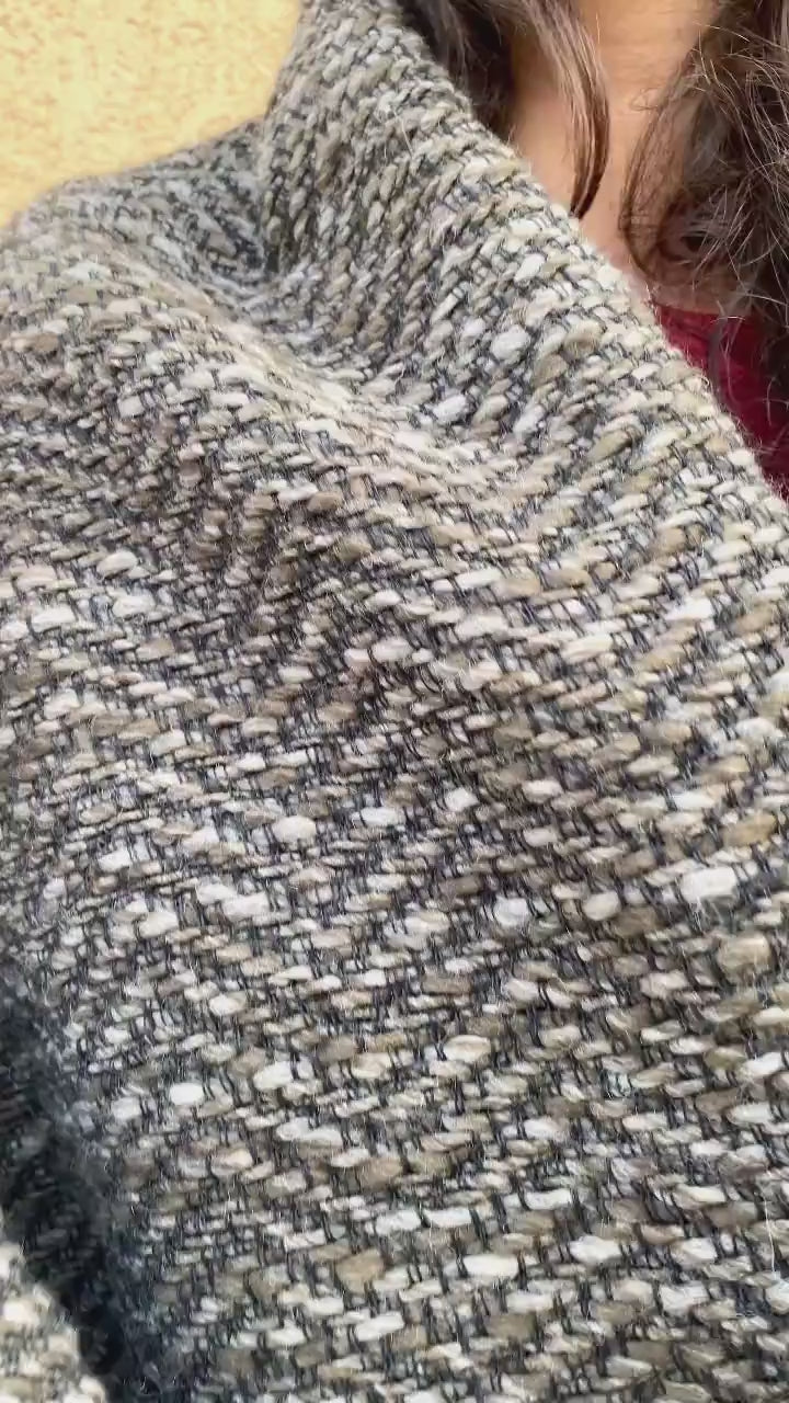 Dettaglio trama Sciarpa scialle Agata telaio filati recupero verde cachi strisce nero malia lab atelier moda etica sostenibile artigianale accessori artigianali