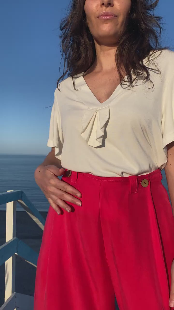 Flavia Amato indossa Pantaloni Gabriela tencel lyocell abbigliamento sostenibile brand malia lab vestiti ecosostenibili donna pantaloni sartoriali lampone