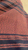 Flavia Amato indossa Scialle GINA unisex cotone lana lavorazione a strisce ampio atelier moda sostenibile abbigliamento etico dettaglio telaio calabrese mattone e nero