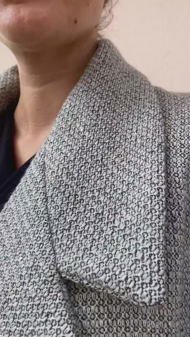 Dettaglio Flavia Amato indossa Cappotto Ilaria lana biologica brand malia lab moda artigianale sostenibile etica capospalla sostenibile cappotto artigianale sartoriale abbigliamento ecosostenibile donna