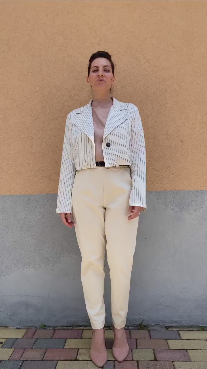 Flavia Amato indossa Giacchino gessato bianco lyocell seacell elastico fibra di alga abbigliamento artigianale sartoriale etico brand malia lab completo aderente abbigliamento sostenibile donna