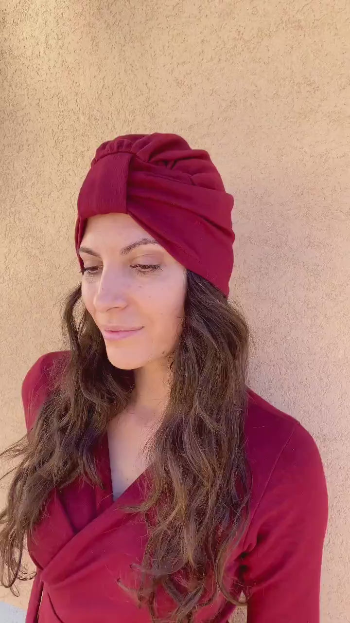 Flavia amato indossa Turbante BEA accessori di moda sostenibili bordeaux caldo cotone felpato biologico moda sostenibile abbigliamento etico artigianale brand malia lab