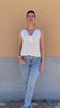 Flavia Amato indossa Canottiera Giulia lyocell e fibra di alga comoda scollo a v moda etica artigianale brand malia lab abbigliamento biologico sostenibile inserto decorativo abbigliamento artigianale donna canottiera sartoriale