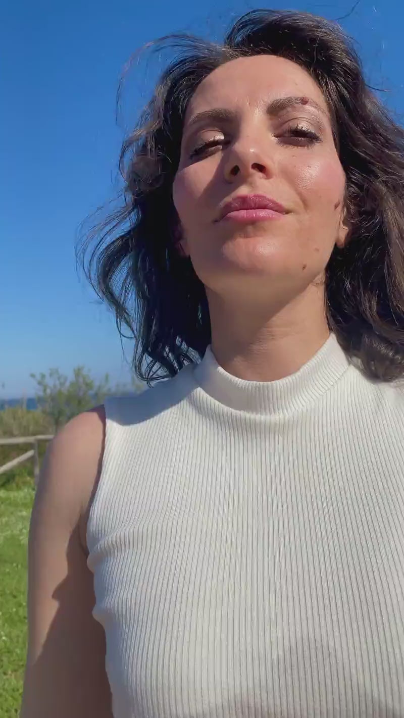 Flavia Amato indossa Top Ines costina seacell lyocell brand malìa lab abbigliamento sartoriale etico
