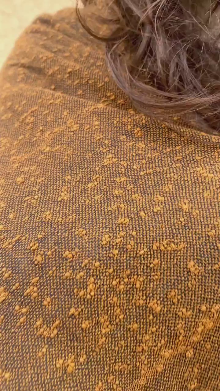 Flavia Amato indossa Scialle GINA unisex cotone lana lavorazione in rilievo ampio atelier moda sostenibile abbigliamento etico dettaglio telaio calabrese ruggine e nero
