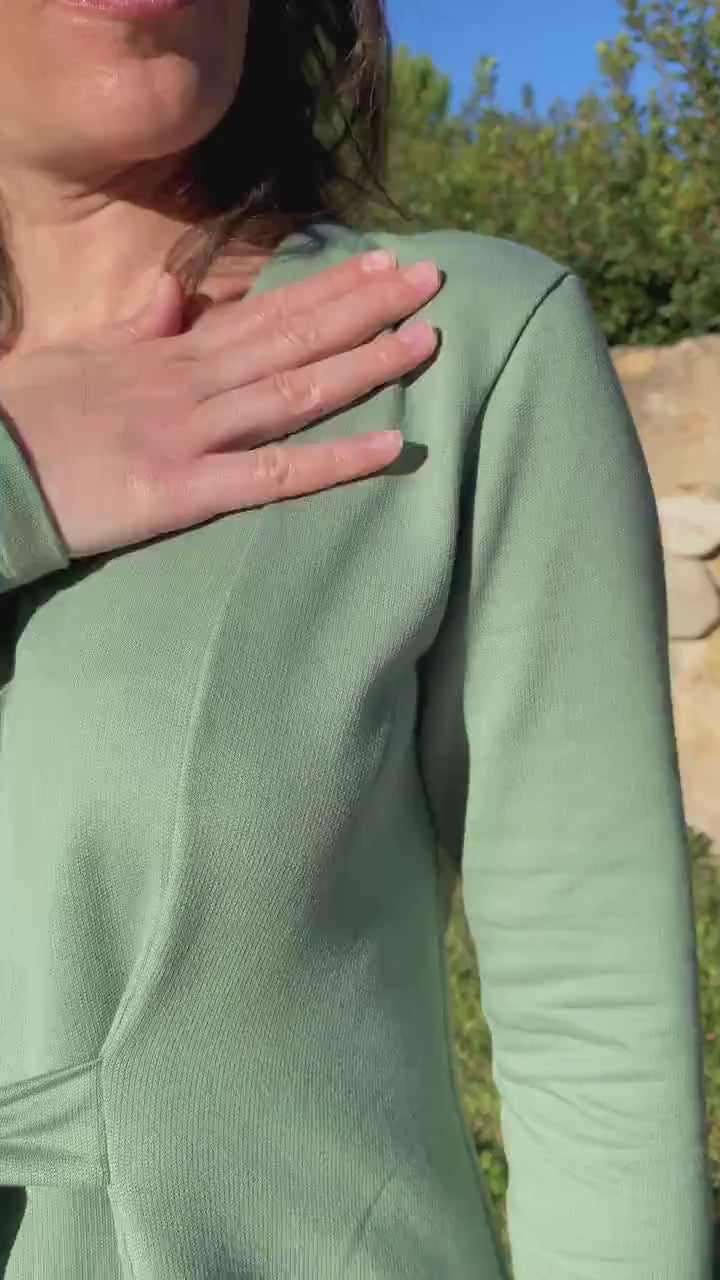 Flavia Amato indossa abito a sacco cotone felpato biologico abbigliamento sostenibile sartoriale moda responsabile etica brand malia lab