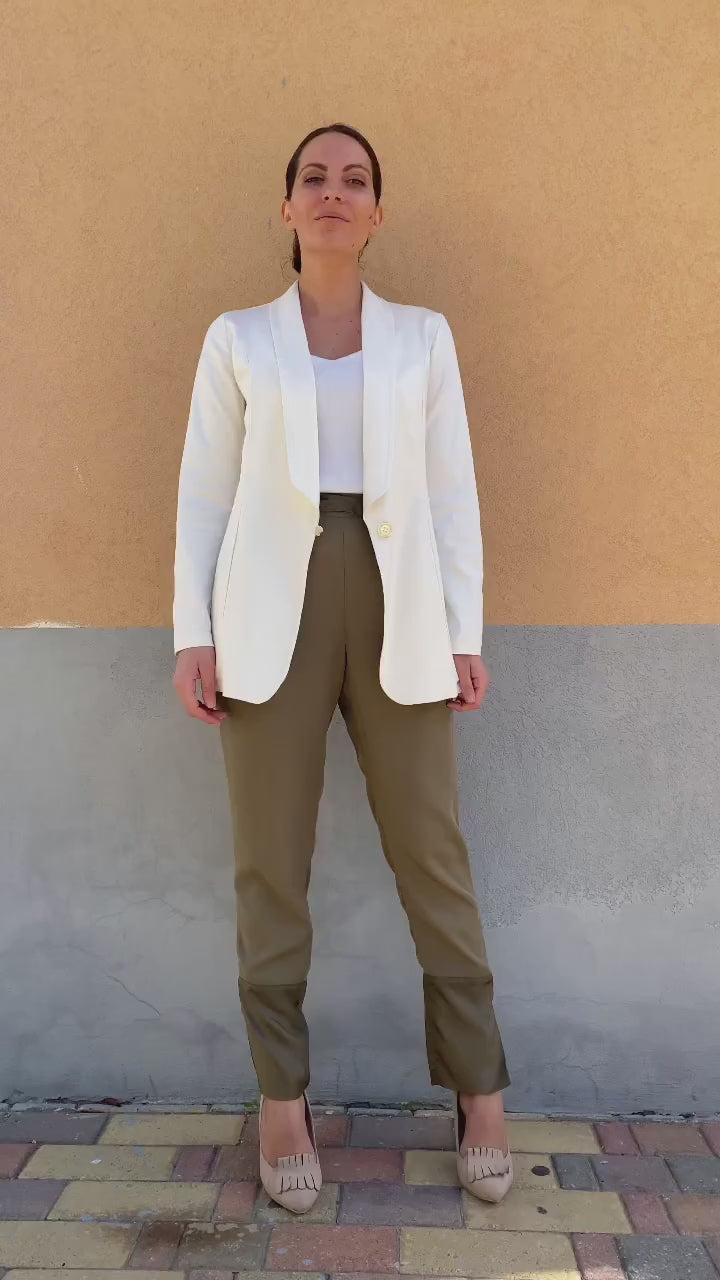 Flavia Amato indossa Giacca Adriana raso bamboo malia lab atelier moda etica sostenibile artigianale abbigliamento sostenibile donna vestiti ecosostenibili tessuti naturali