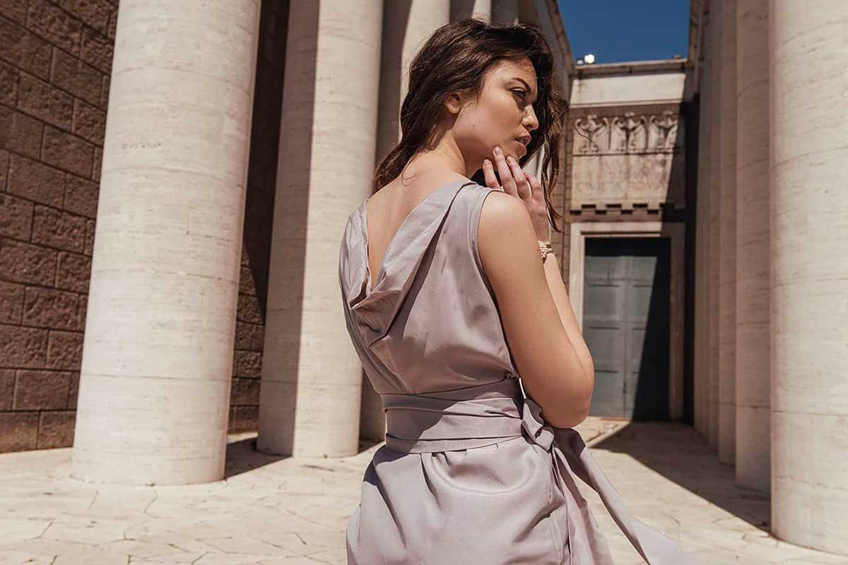 Abito Flora da Cerimonia Raffinato Cotone biologico Cupro Atelier Moda Biologica Sostenibile Artigianale Malia Lab Abiti sostenibili vestiti etici vestiti di qualità vestiti fibre naturali dettaglio scollatura schiena